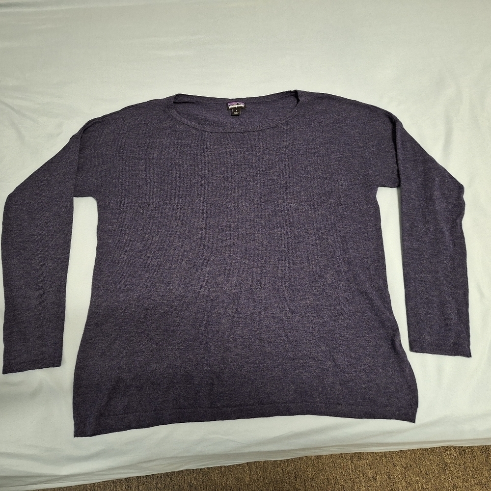Patagonia long sleeve tee in a mens size small. It's pre-loved and in great cond